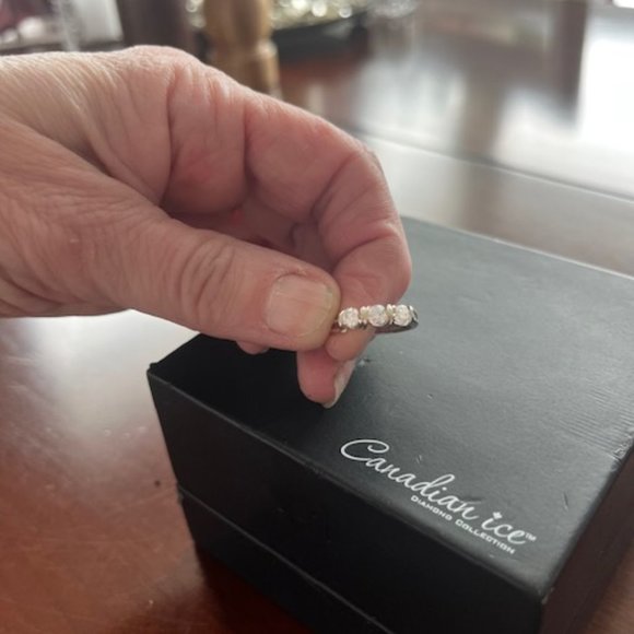 Canadian Ice 3 stone diamond ring. - Picture 1 of 6